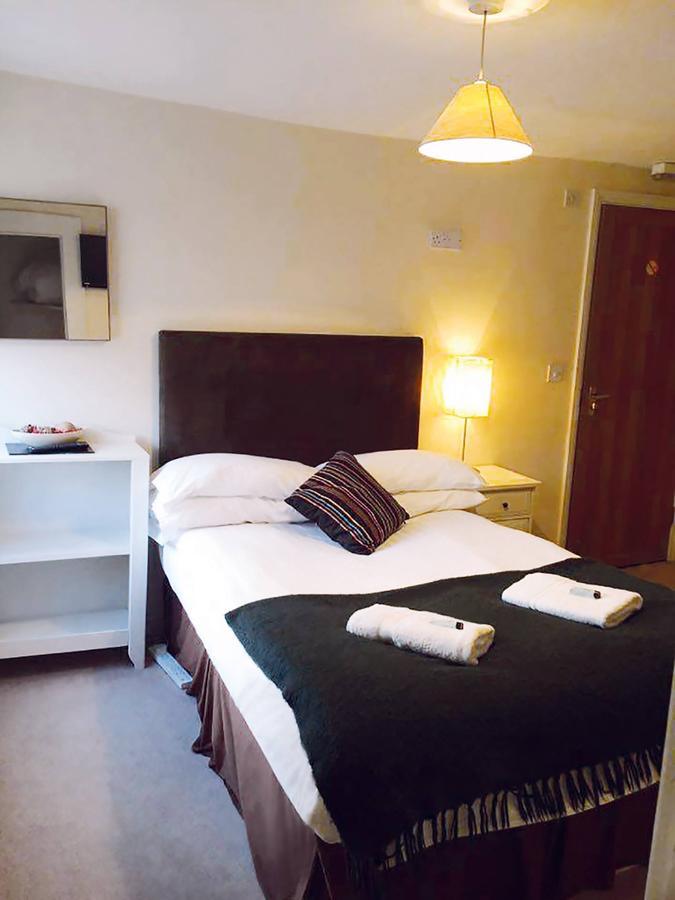 Bed and Breakfast The Chequers Royston  Exterior foto